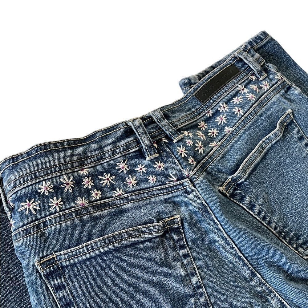 Gloria Vanderbilt | Hand Embroidered with Daises  | 10P Short